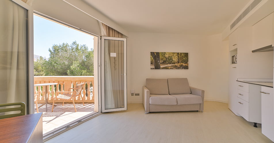 Sofa neben dem Küchenbereich mit Zugang zur Terrasse