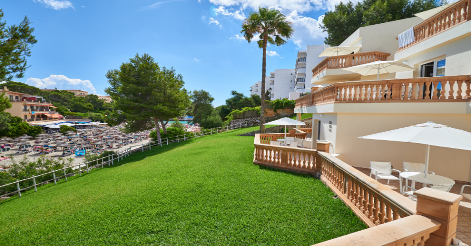 Views of the beach from the outside of the studio with beach view